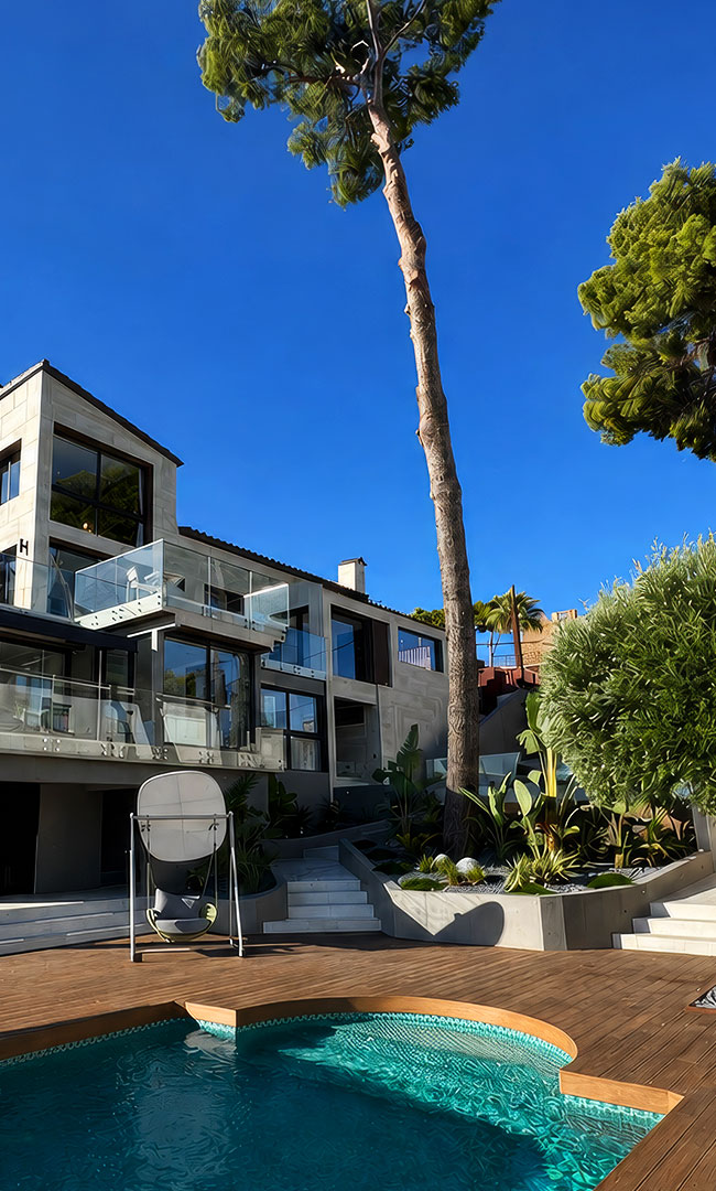 Una residenza scolpita nel cuore della Catalogna: l’architettura contemporanea della villa abbraccia la bellezza naturale della macchia mediterranea. Una lussuosa oasi di pace!