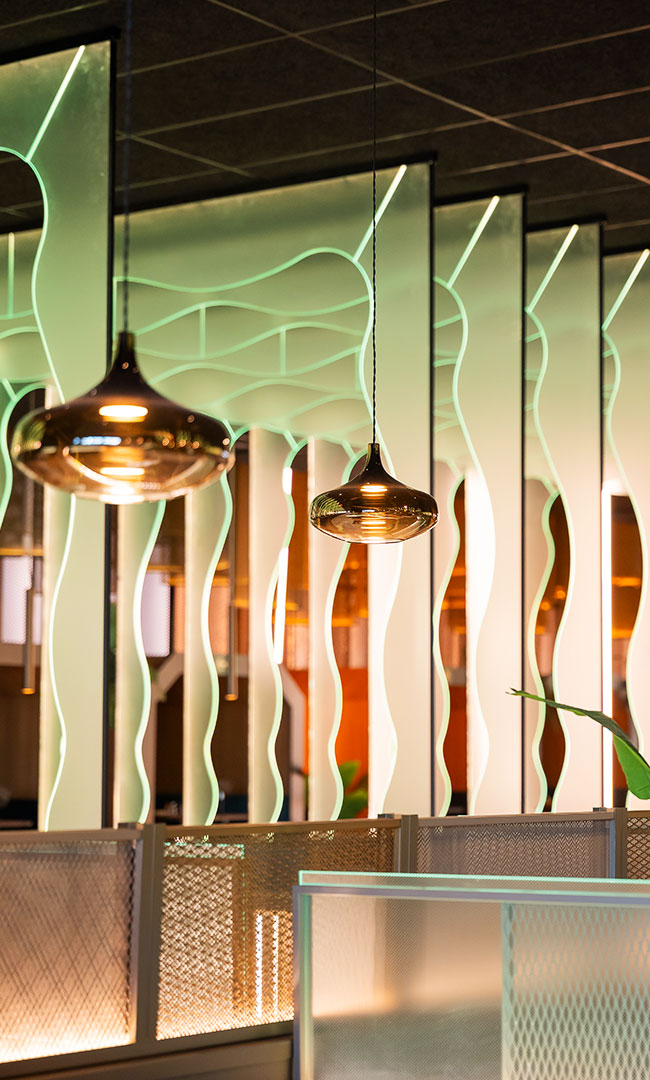 Lampade pendenti e pareti ondulate garantiscono verticalità e dinamismo al locale; colori (caldi e tenui) illuminano con raffinatezza ed eleganza i tavoli. A Córdoba c’è un nuovo ristorante da provare!